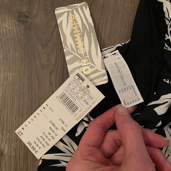 Women’secret 👙 one piece black and white swim suit - Picture 3 of 7